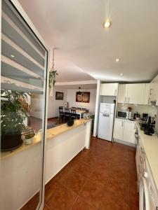Kuchnia lub aneks kuchenny w obiekcie La Isla House 5 minuti Centro-Spiaggia Corralejo