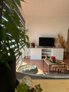 Telewizja i/lub zestaw kina domowego w obiekcie La Isla House 5 minuti Centro-Spiaggia Corralejo