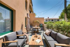 een patio met banken en een tafel en stoelen bij Travel Station in Pula