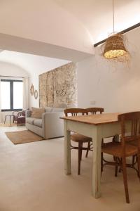 una sala de estar con una mesa y un sofá en Maram Brava casa centro Begur Metge Pi, en Begur