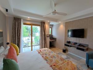 TV a/nebo společenská místnost v ubytování Crown Beach Hotel Seychelles