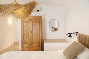 a bedroom with a bed and a dresser and a mirror at Maram Brava casa centro Begur Metge Pi in Begur