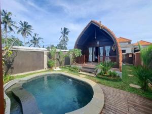una casa con piscina en el patio en TRIPLET VILLA Ubud, en Tegalalang