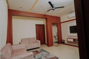 CalicutAtland Residency的配有沙发和平板电视的客厅