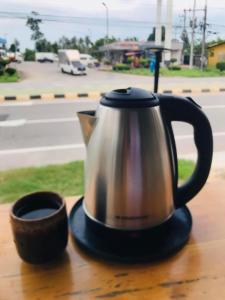 Příslušenství pro přípravu čaje a kávy v ubytování D 8 Hostel Success D Hostel Studio &Cafe’