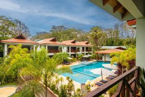 una vista aérea de una casa con piscina en Bungalows Punta Uva, en Punta Uva