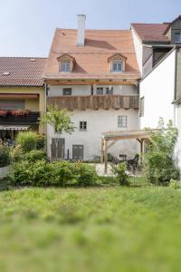 a large white building with a yard in front of it at Ferienwohnung Mühlbachgasse 9 in Waldsassen +3 photos