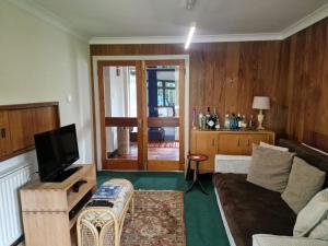 Μια τηλεόραση ή/και κέντρο ψυχαγωγίας στο Spacious detached 4 bed in Belgrave Park, Chester, plenty of Parking!