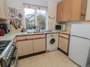 Kuchyň nebo kuchyňský kout v ubytování Old Harry Cottage 16