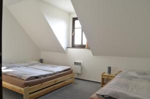 Un dormitorio con dos camas y una ventana en Stavěnka Kunčice, en Šumperk