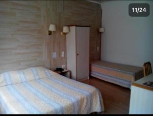 Postel nebo postele na pokoji v ubytování Hôtel Lamartine - Parking Dauphine