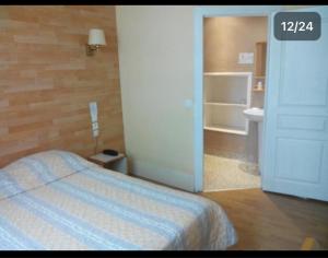 Postel nebo postele na pokoji v ubytování Hôtel Lamartine - Parking Dauphine