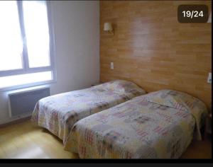 Postel nebo postele na pokoji v ubytování Hôtel Lamartine - Parking Dauphine