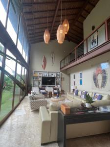 Televisyen dan/atau pusat hiburan di Linda Casa no Condominio Natural private reserve