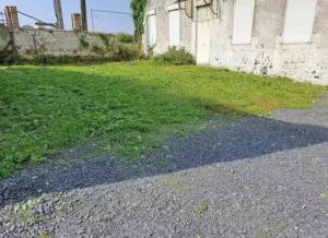 a shadow on the ground next to a building at Maison charmante à Audignies, 50 m² avec jardin clôturé. in Mecquignies