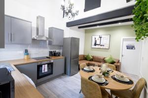 eine Küche und ein Wohnzimmer mit Tisch und Stühlen in der Unterkunft Charming Cottage Near Fields and Harry Potter Studios in Garston + 5 Fotos