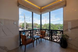 Iman Hotel的阳台或露台