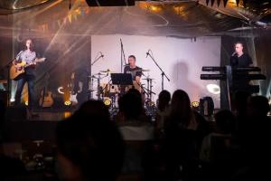Un grupo de personas viendo una banda en un escenario. en Camping 4 étoiles - Parc aquatique - eeibci, en Le Bois-Plage-en-Ré