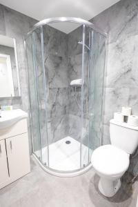 ein Badezimmer mit Dusche, Toilette und Waschbecken in der Unterkunft Charming Cottage Near Fields and Harry Potter Studios in Garston