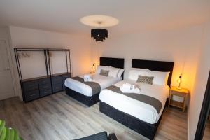 ein Hotelzimmer mit zwei Betten in einem Zimmer in der Unterkunft Stylist 2-Bedroom Flat - Watford Central in Watford + 9 Fotos
