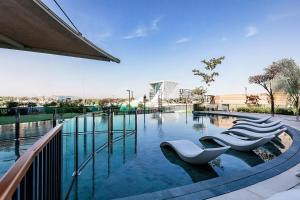 Bazén v ubytování City Walk Green Planet View 1Br nebo v jeho okolí