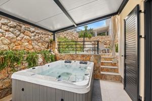 Fotografie z fotogalerie ubytování Crepsa Paradise with Jacuzzi - Couple Getaway v destinaci Cres