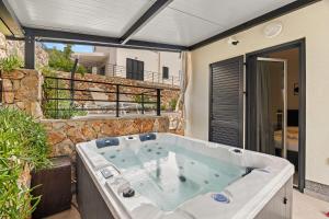 Fotografie z fotogalerie ubytování Crepsa Paradise with Jacuzzi - Couple Getaway v destinaci Cres + 18 fotografií