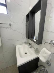 Iman Hotel的一间浴室