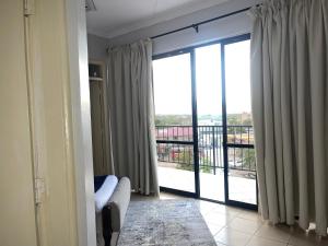Iman Hotel的阳台或露台