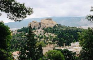 un castillo en la cima de una colina con árboles en Thisio Loft, en Atenas