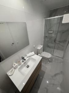 Ένα μπάνιο στο A&R Apartamento Margarita III +30 φωτογραφίες
