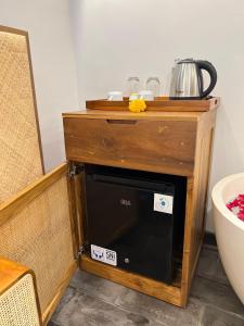 RUMAH KAYU RESORT的咖啡和沏茶工具