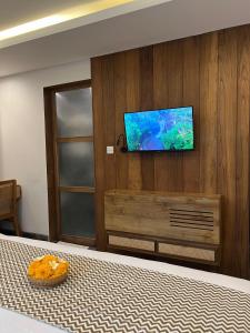 RUMAH KAYU RESORT的电视和/或娱乐中心