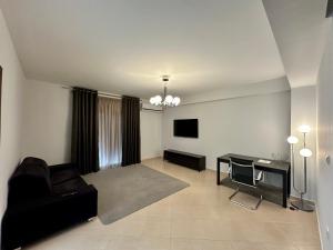 Μια τηλεόραση ή/και κέντρο ψυχαγωγίας στο REM Apartments