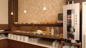 una cucina con aasteryasteryasteryasteryasteryasteryasteryasteryasteryasteryasteryasteryasteryasteryasteryasteryasteryasteryasteryasteryasteryasteryasteryasteryasteryasteryasteryasteryasteryasteryasteryasteryasteryasteryasteryasteryasteryasteryasteryasteryasteryasteryasteryasteryasteryasteryasteryasteryasteryasteryasteryasteryasteryasteryasteryasteryasteryasteryasteryasteryasteryasteryasteryasteryasteryasteryasteryasteryasteryasteryasteryasteryasteryasteryasteryasteryasteryasteryasteryasteryasteryasteryasteryasteryasteryasteryasteryasteryasteryaster di AB Hotel Kakamigahara a Kakamigahara