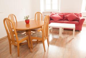 uma sala de estar com uma mesa e um sofá em Apartment Bon Voyage em Maribor