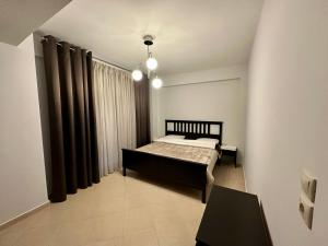 Ένα ή περισσότερα κρεβάτια σε δωμάτιο στο REM Apartments