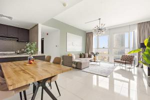 Posezení v ubytování Silkhaus Classic 2BR at Horizon Tower in Reem Island