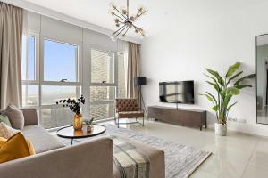 TV a/nebo společenská místnost v ubytování Silkhaus Classic 2BR at Horizon Tower in Reem Island