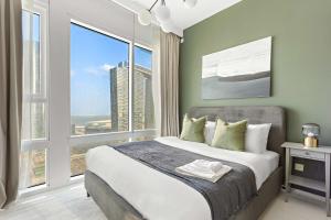 Postel nebo postele na pokoji v ubytování Silkhaus Classic 2BR at Horizon Tower in Reem Island