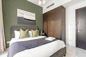Postel nebo postele na pokoji v ubytování Silkhaus Classic 2BR at Horizon Tower in Reem Island