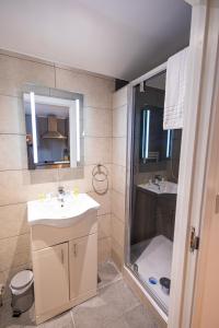 Vannituba majutusasutuses Charming 3-Bedroom Watford Flat, Sleeps 8 - Market St +29 fotot