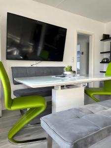 TV a/nebo společenská místnost v ubytování Ferienwohnung deluxe