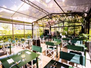 A restaurant or other place to eat at Domus Plinii 1792 Suites