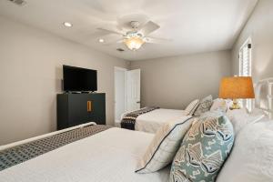 ein Schlafzimmer mit zwei Betten und einem Flachbildfernseher in der Unterkunft Village Retreat - 100 Mews Circle in King City + 20 Fotos