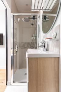 een badkamer met een wastafel en een douche bij Studio à toutes proximités in Bry-sur-Marne