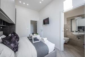 una camera da letto con un letto e un bagno con un lavandino di Train Station Deluxe 3 Bath a Bologna