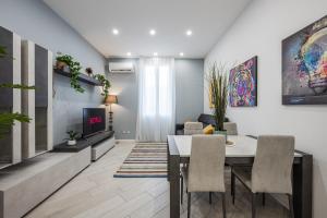 un soggiorno con tavolo da pranzo e TV di Train Station Deluxe 3 Bath a Bologna