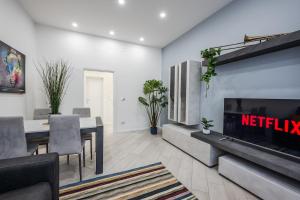 un soggiorno con camino e tavolo da pranzo di Train Station Deluxe 3 Bath a Bologna