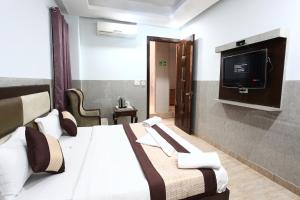 Postel nebo postele na pokoji v ubytování Hotel Taksh inn, Near Karol Bagh, Metro Station
